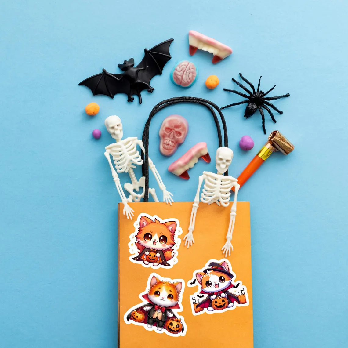 Pegatina de Halloween con forma de gato naranja y texto "Truco o trato"